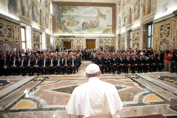 Papa Francesco riceve in Vaticano le delegazioni della nazionale italiana e argentina. Ap